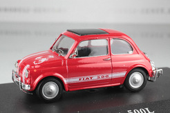 Fiat 500L (красный с рисунком-скорпионом)