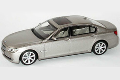BMW 750 Li (F02) (светло-золотой металлик).