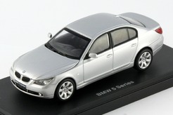 BMW 5 Series 545i, 2003 (серебряный металлик)
